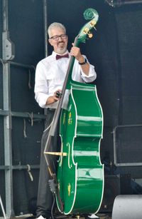 Rolf Hesselmann aus Oberhausen spielt seine grüne Slappin´B Big Bullfiddle bereits seit 2013