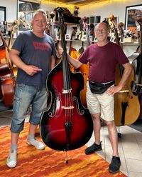 Thomas Klauer mit seinem 1957 Framus Professional De Luxe Kontrabass